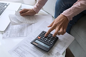 a CPA using the DCAA ICE model to calculate incurred costs